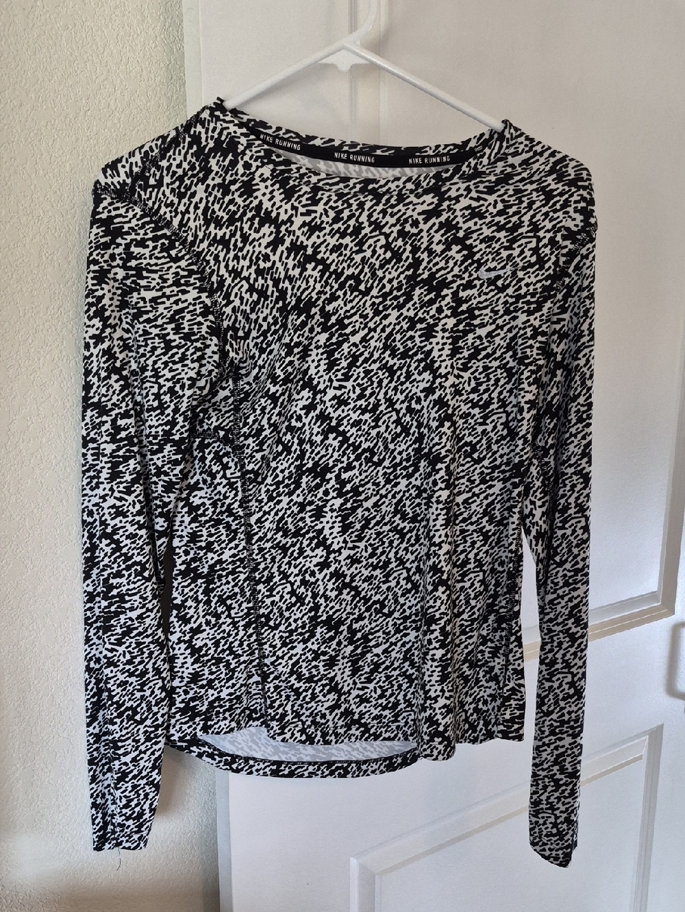 Nike Black & White Abstract Pattern Long Sleeve Top
